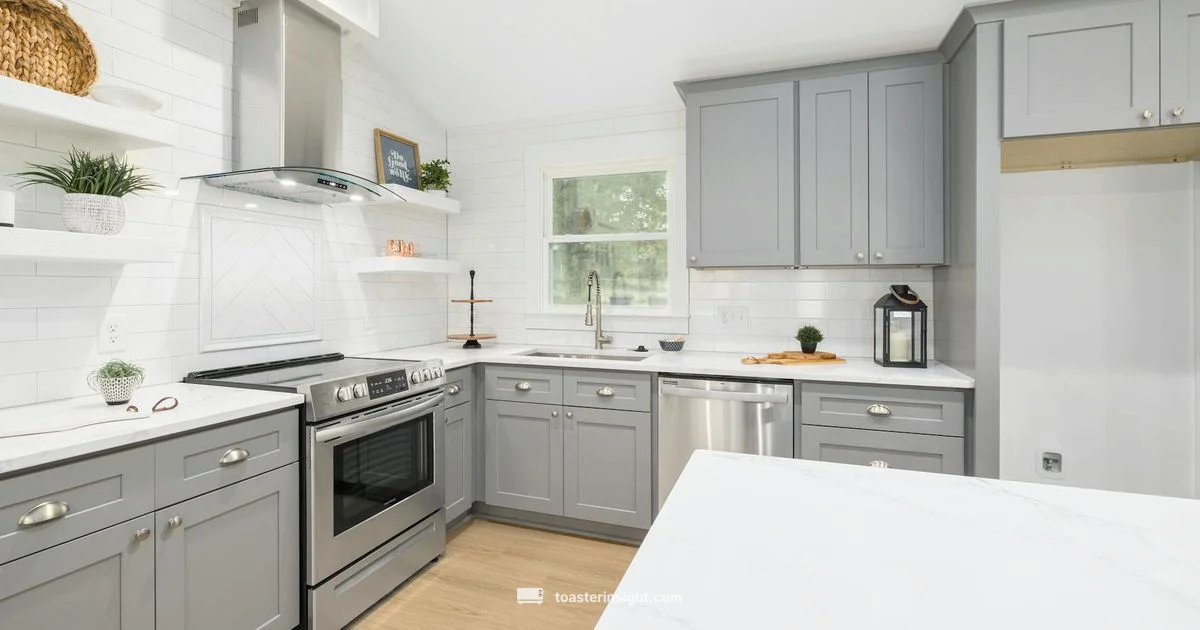 Neutral Kitchen Toaster - ToasterInsight